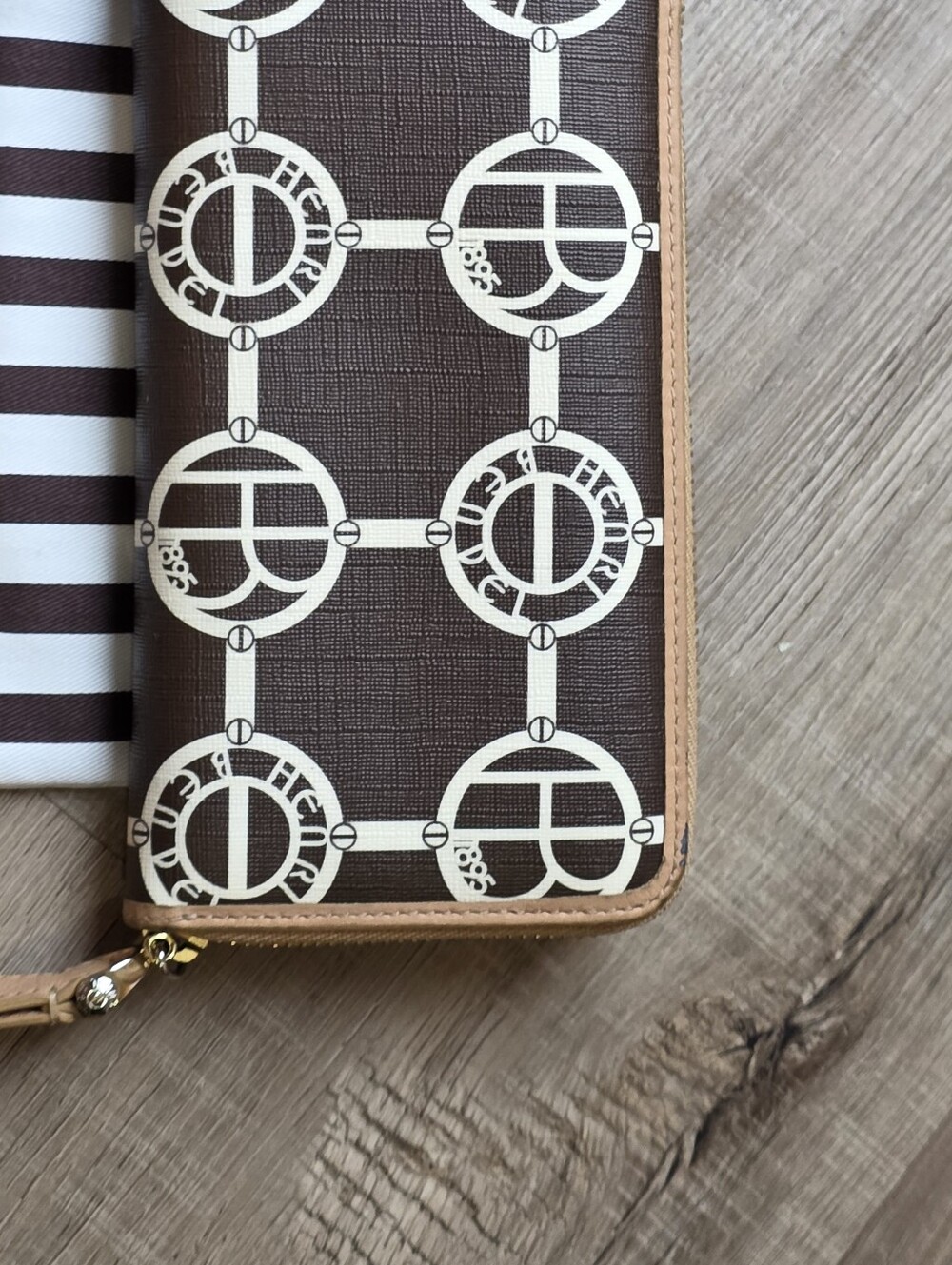 Henri Bendel Monogrammed Wallet And Dust Bag - Picture 12 of 16
